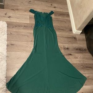 Green dress, shoulder straps, fitted with a tail